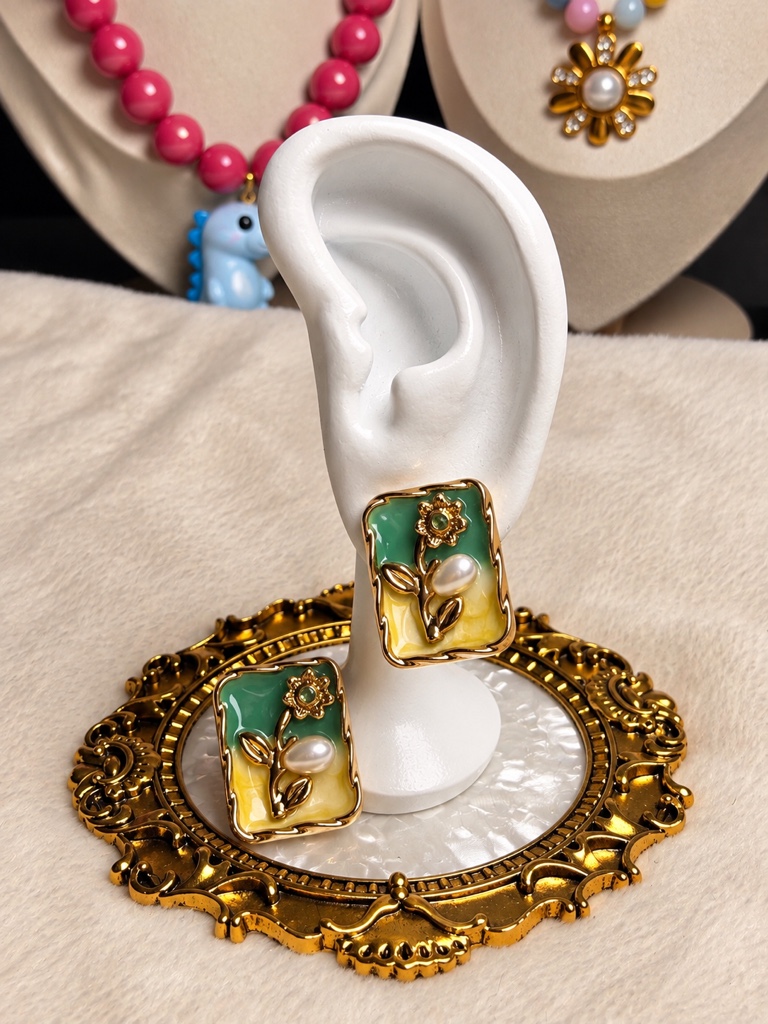 Aretes esmaltado y perla cuadrados con flor