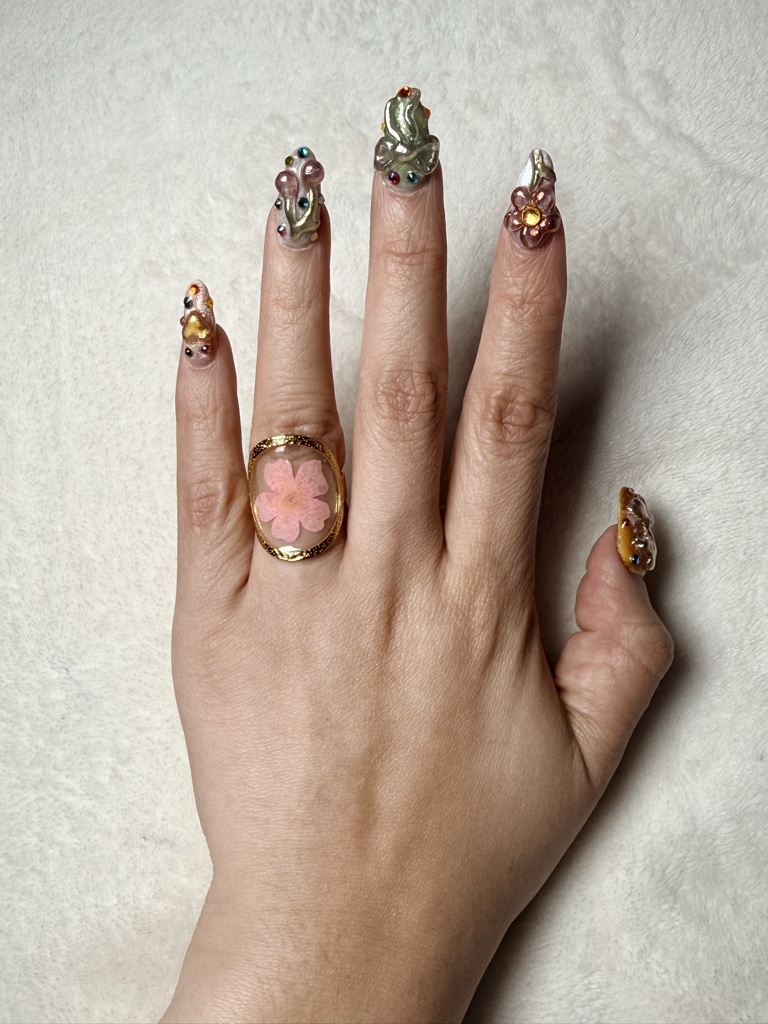 Anillo flor rosa con transparencias
