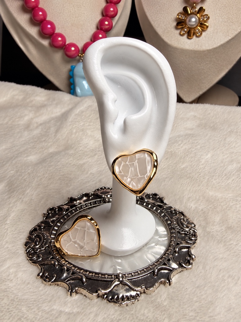 Aretes corazón con piedra tipo mármol
