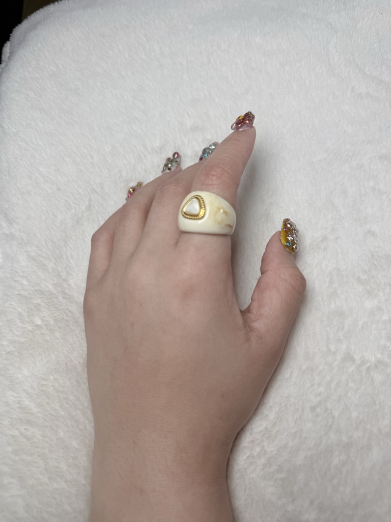 Anillo de acrílico blanco con corazón.