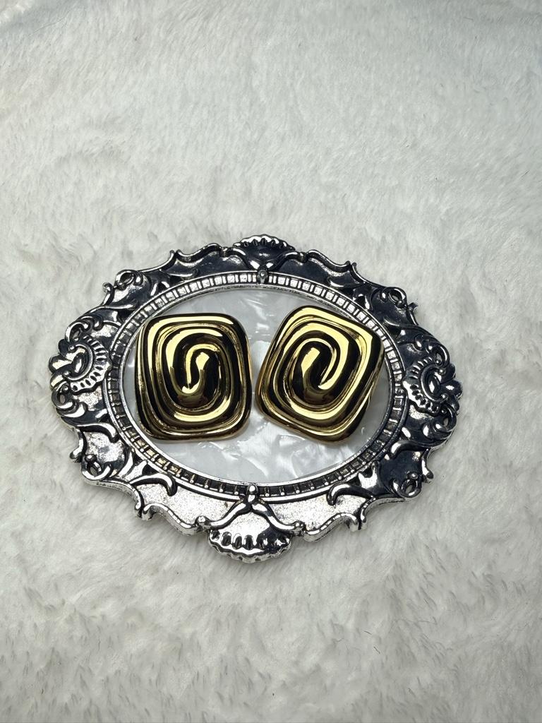 Aretes cuadrados dorados