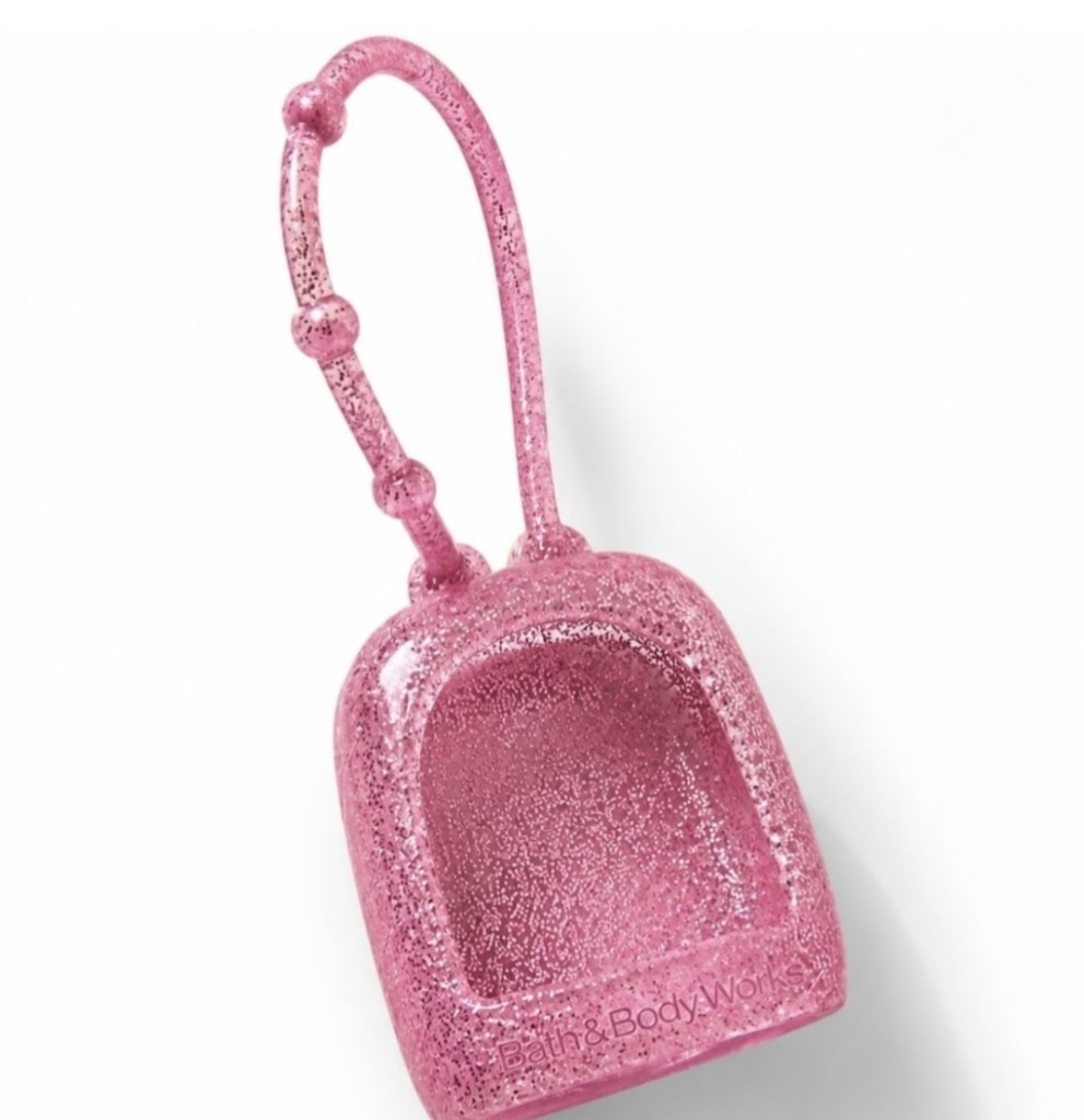 Es un porta gel antibacterial PocketBac con brillo rosa de la marca Bath & Body Works.