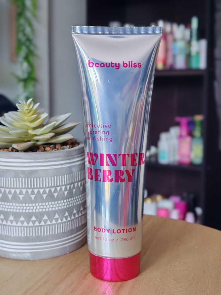 loción corporal plateada y fucsia de la marca Beauty Bliss con el aroma "Winter Berry