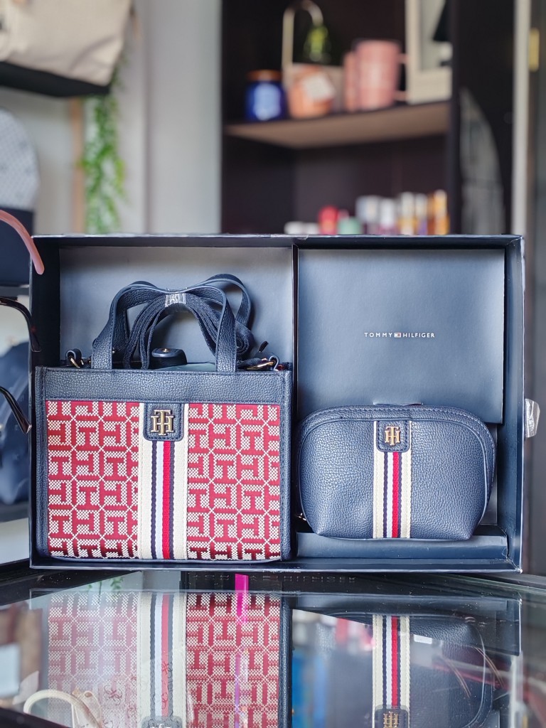 Tommy Hilfiger bolso y cosmetiquera azul rojo