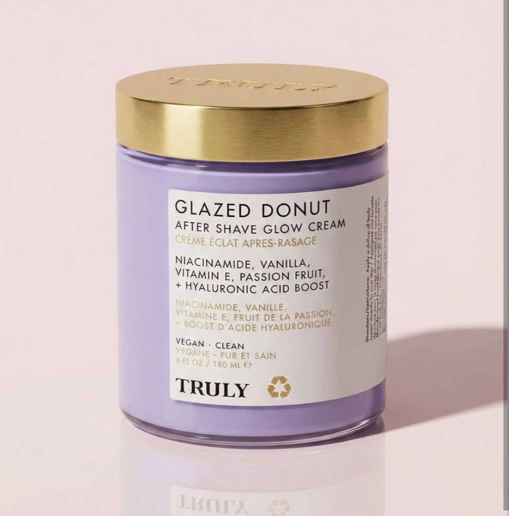 crema corporal Truly Glazed Donut After Shave Glow Cream de 180 ml (6 fl oz), un humectante ligero para después del afeitado formulado con niacinamida, vainilla, vitamina E, extracto de fruto de la pasión y ácido hialurónico.