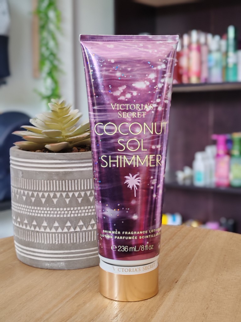 Es una loción corporal con brillo Victoria's Secret Coconut Sol Shimmer