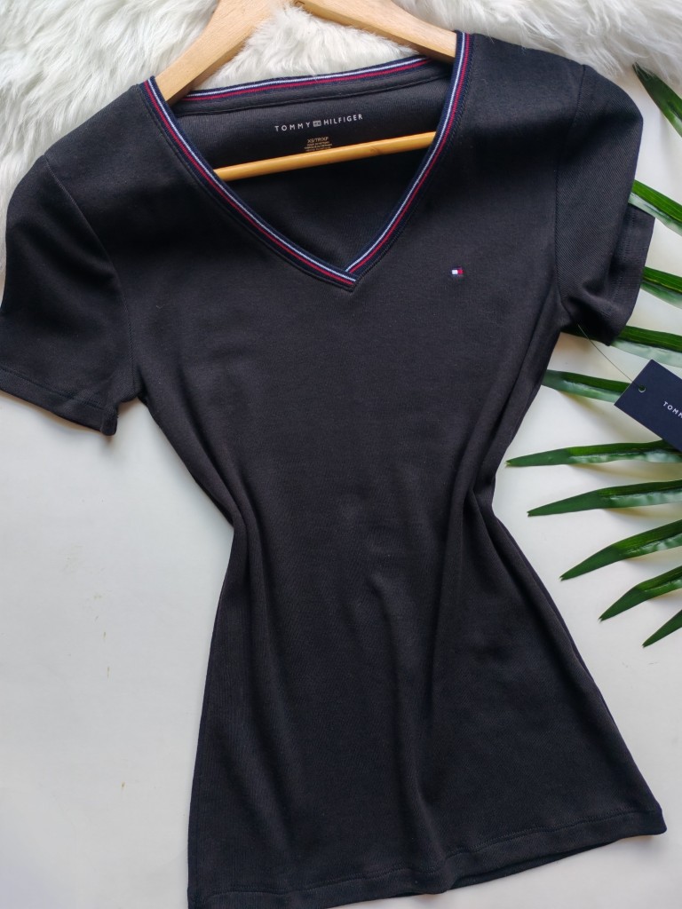 Tommy Hilfiger blusa negra cuello V S