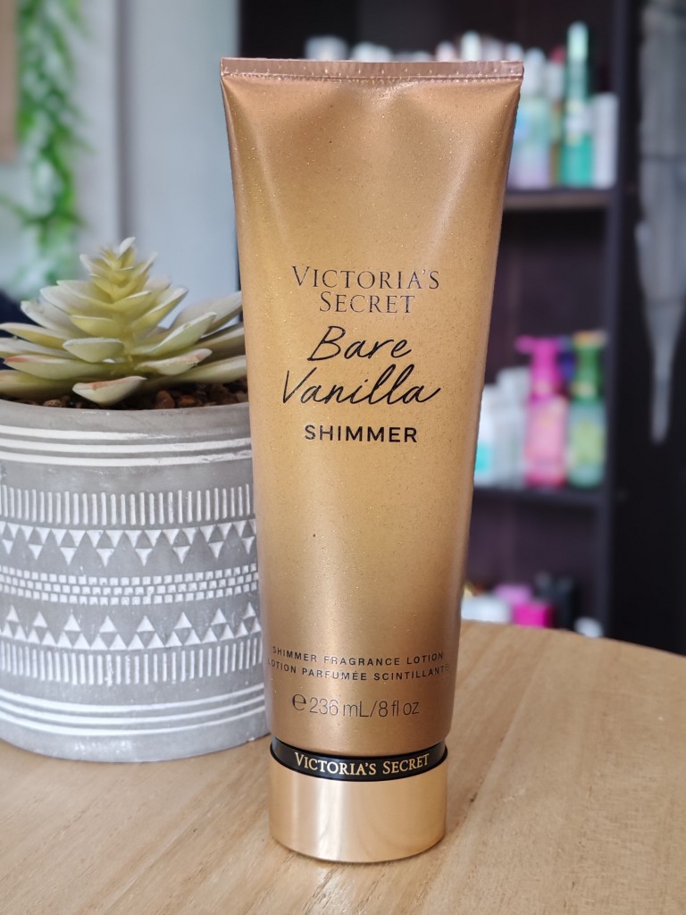 Es una loción corporal con destellos Victoria's Secret Bare Vanilla Shimmer