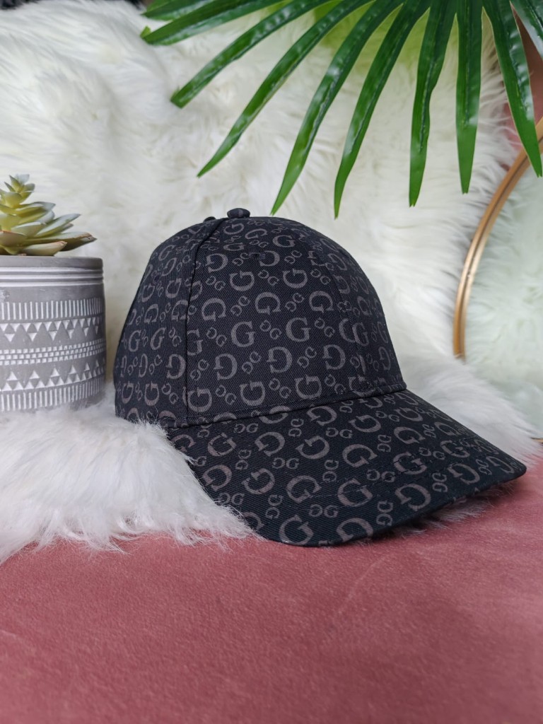 Gorra negra guess