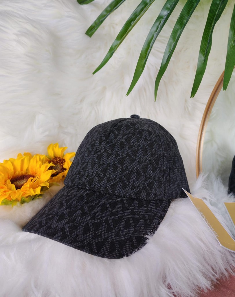Gorra negra estampada MK