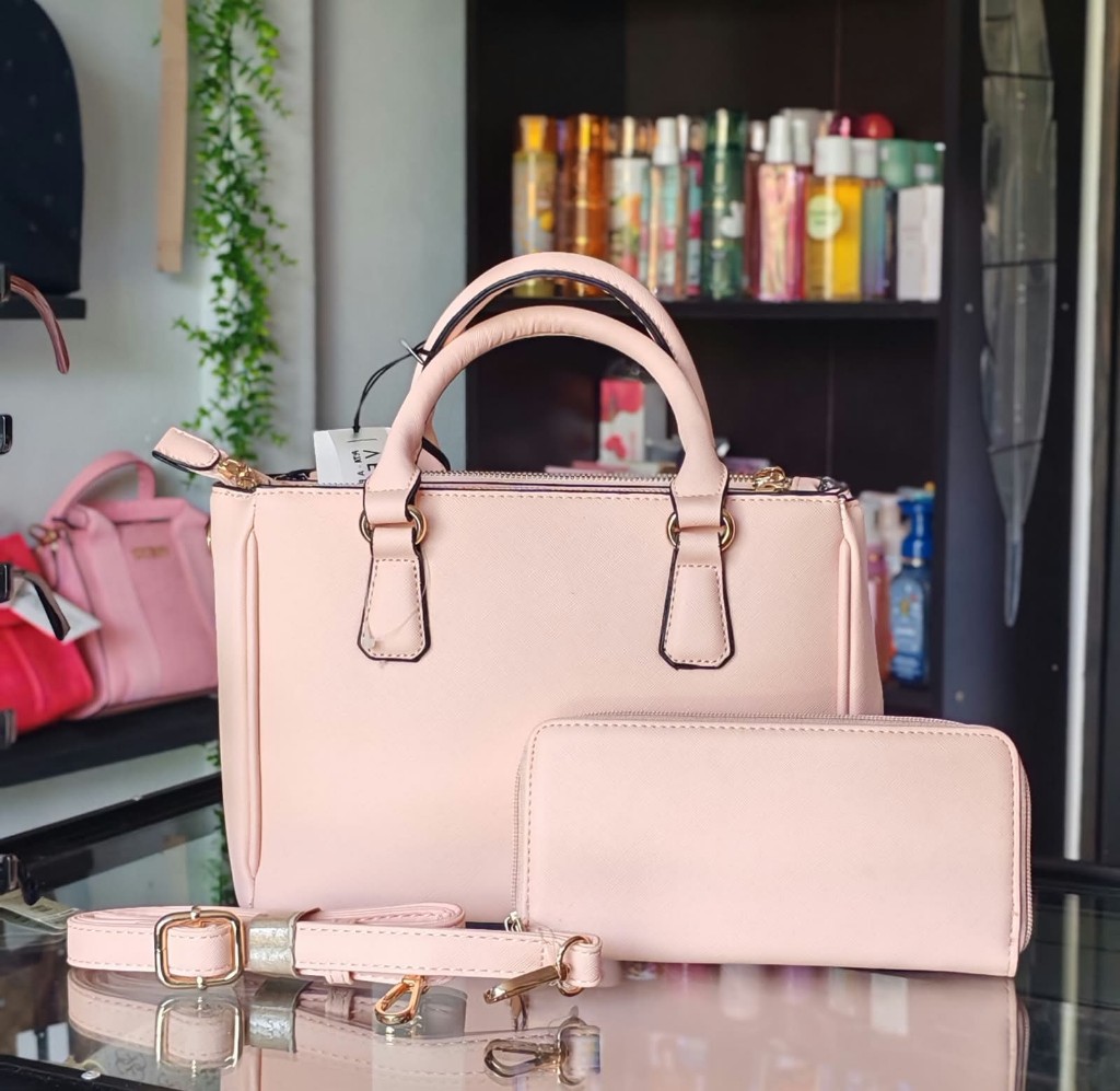 Bolso rosa claro con cartera