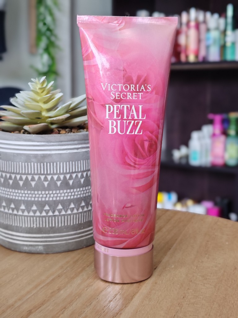 Es una loción corporal perfumada Victoria's Secret Petal Buzz de edición limitada