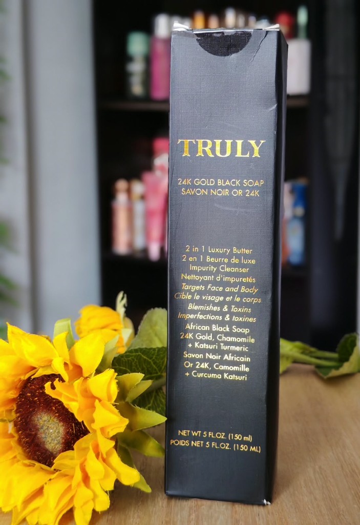 El producto es un Truly 24K Gold Black Soap Impurity Cleanser (limpiador de impurezas y mantequilla 2 en 1 con jabón negro africano, oro de 24K, manzanilla y cúrcuma Katsuri