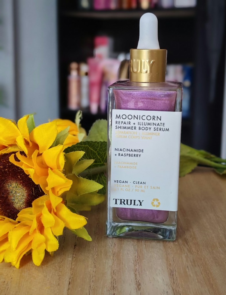 Truly Moonicorn Repair + Illuminate Shimmer Body Serum, un suero corporal con brillo y gotero de la marca Truly Beauty.