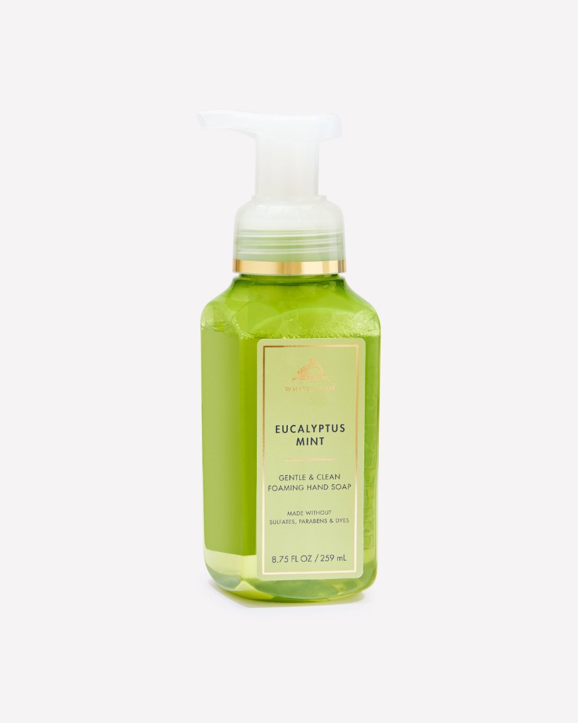 Es un jabón de manos espumoso (Gentle & Clean Foaming Hand Soap) de la marca White Barn / Bath & Body Works, con aroma a Eucalyptus Mint