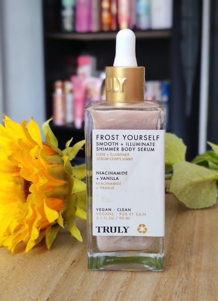 Es un suero corporal iluminador y suavizante de la marca Truly Beauty, llamado Frost Yourself Smooth + Illuminate Shimmer Body Serum, formulado con niacinamida y vainilla.