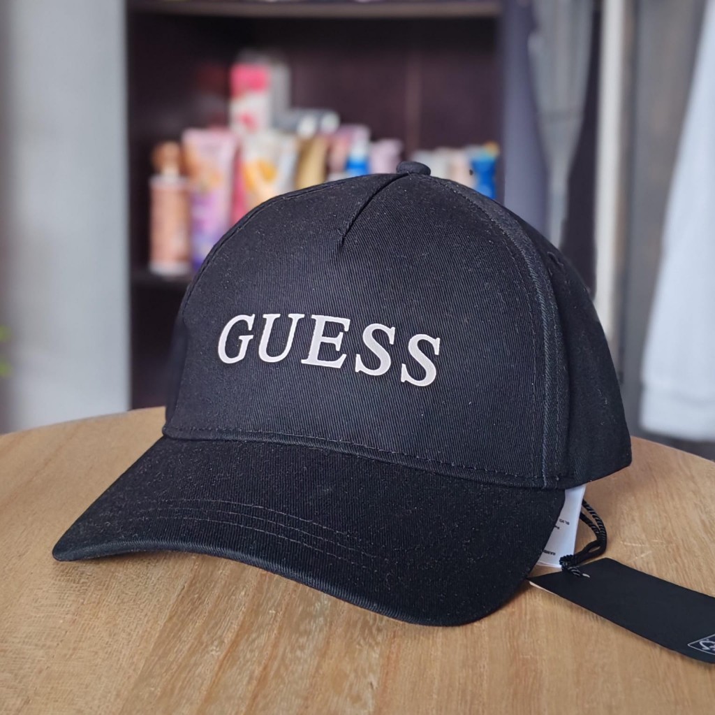GUESS gorra negra