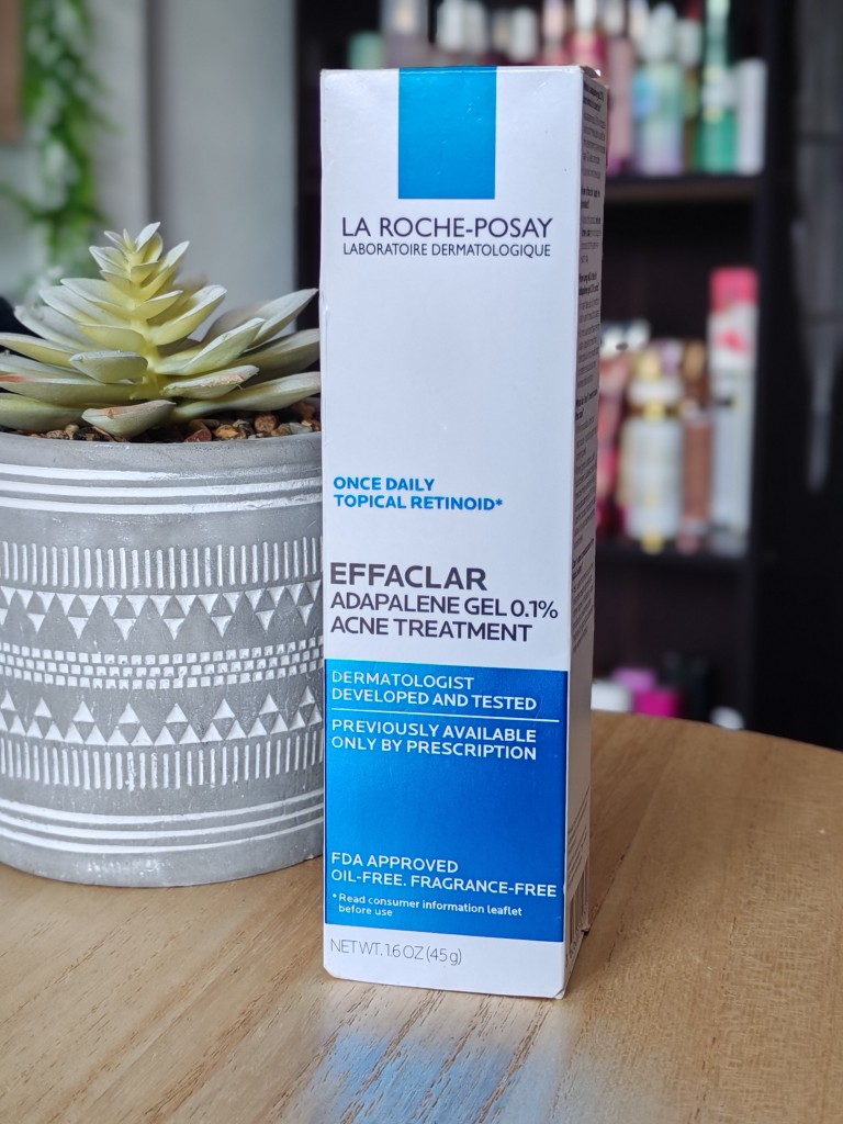 La Roche-Posay Effaclar Adapalene Gel 0.1%, un tratamiento tópico en gel con retinoide diseñado para combatir el acné, los puntos negros, los puntos blancos y los poros obstruidos.
