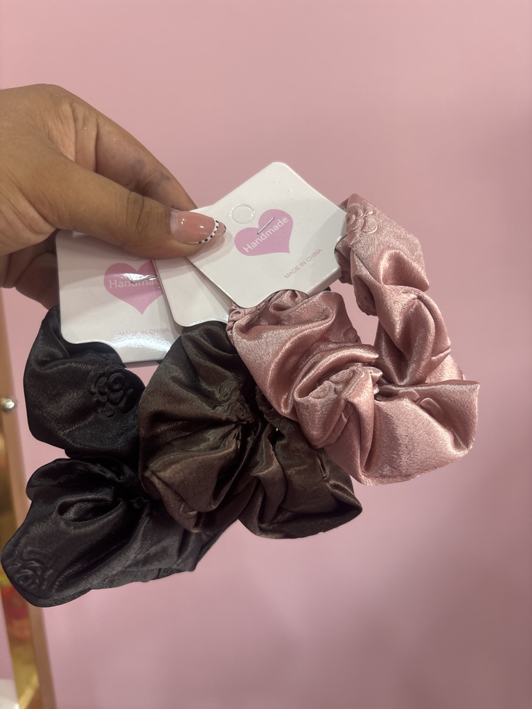Cola de satin rosado y negro