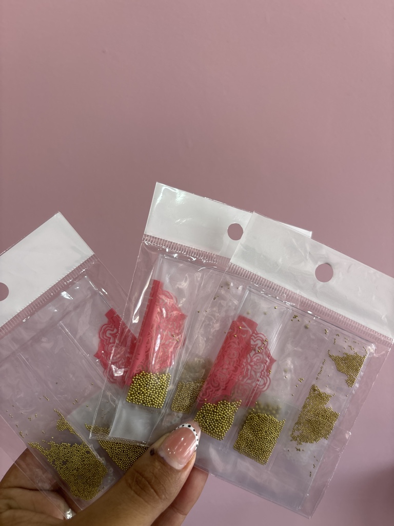 Decoración dorada para uñas
