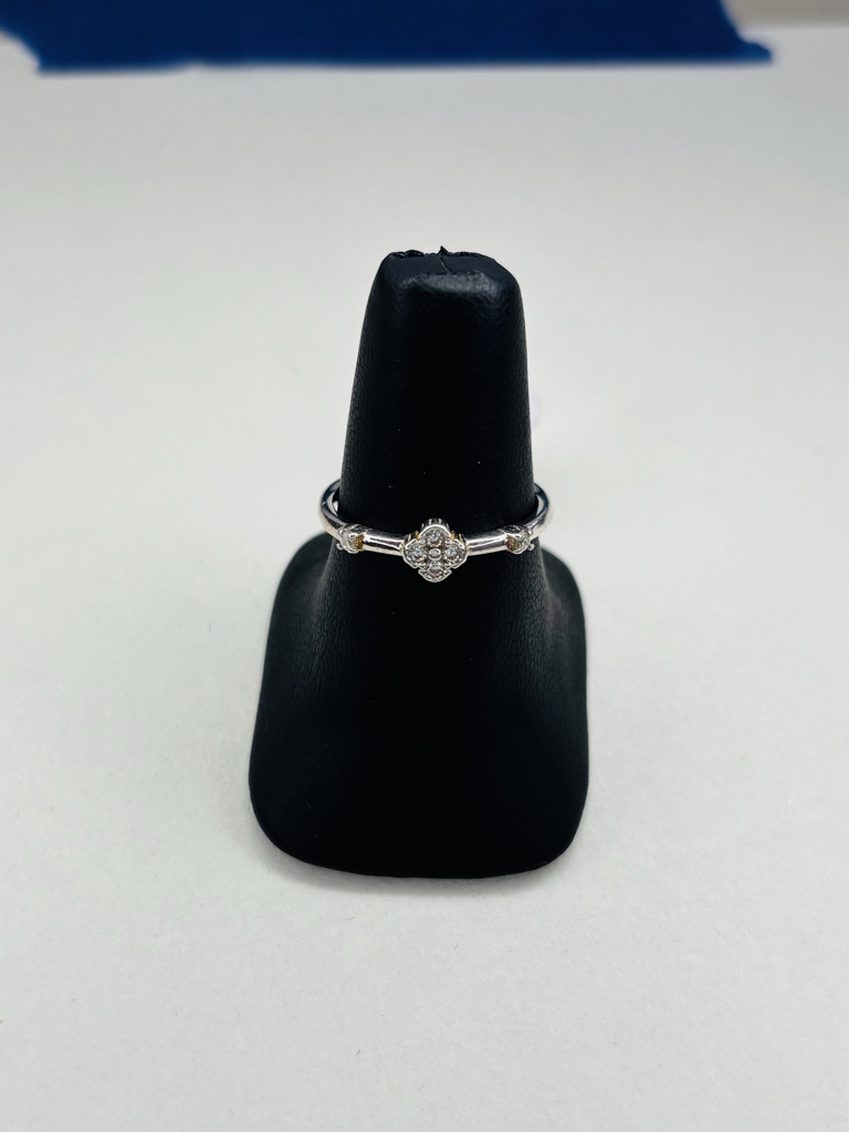 M435#8  Anillo flor zirconia