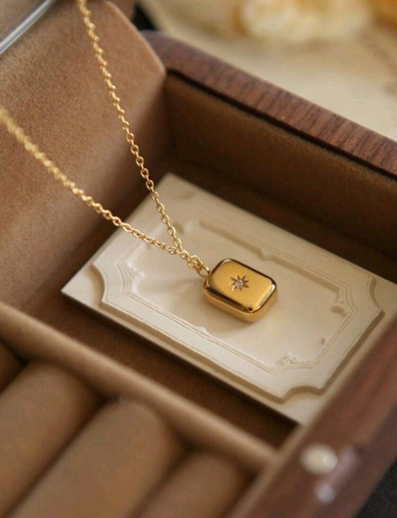 Collar dorado rectangular dije estrella