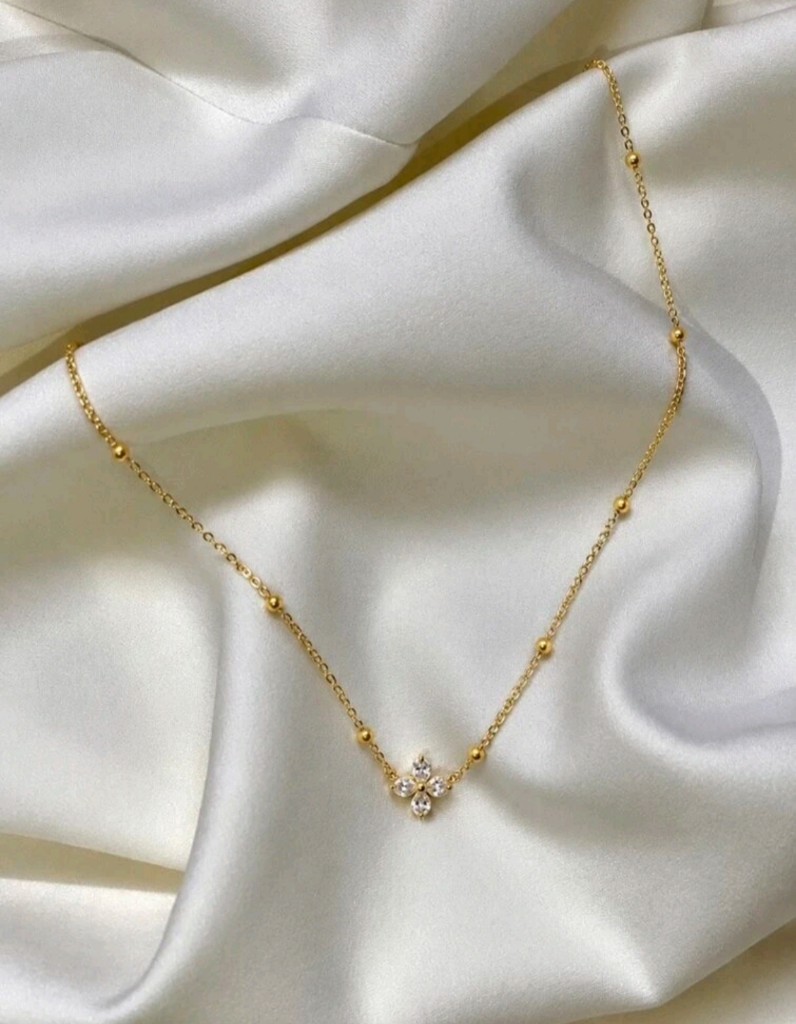 Collar con balines y dije de Trébol de Cristal