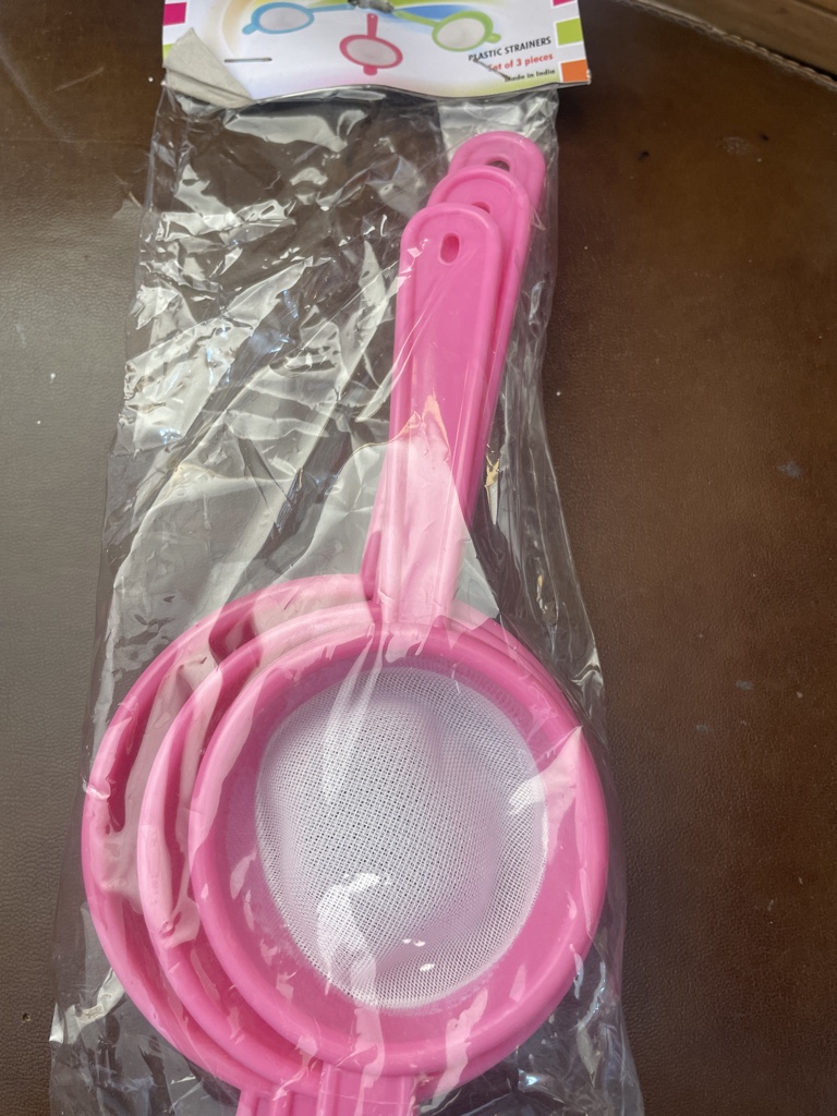 Colador rosado de plastico