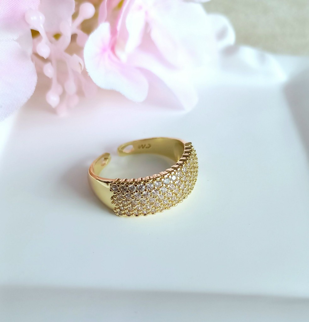 Anillo dorado con brillantes ajustable