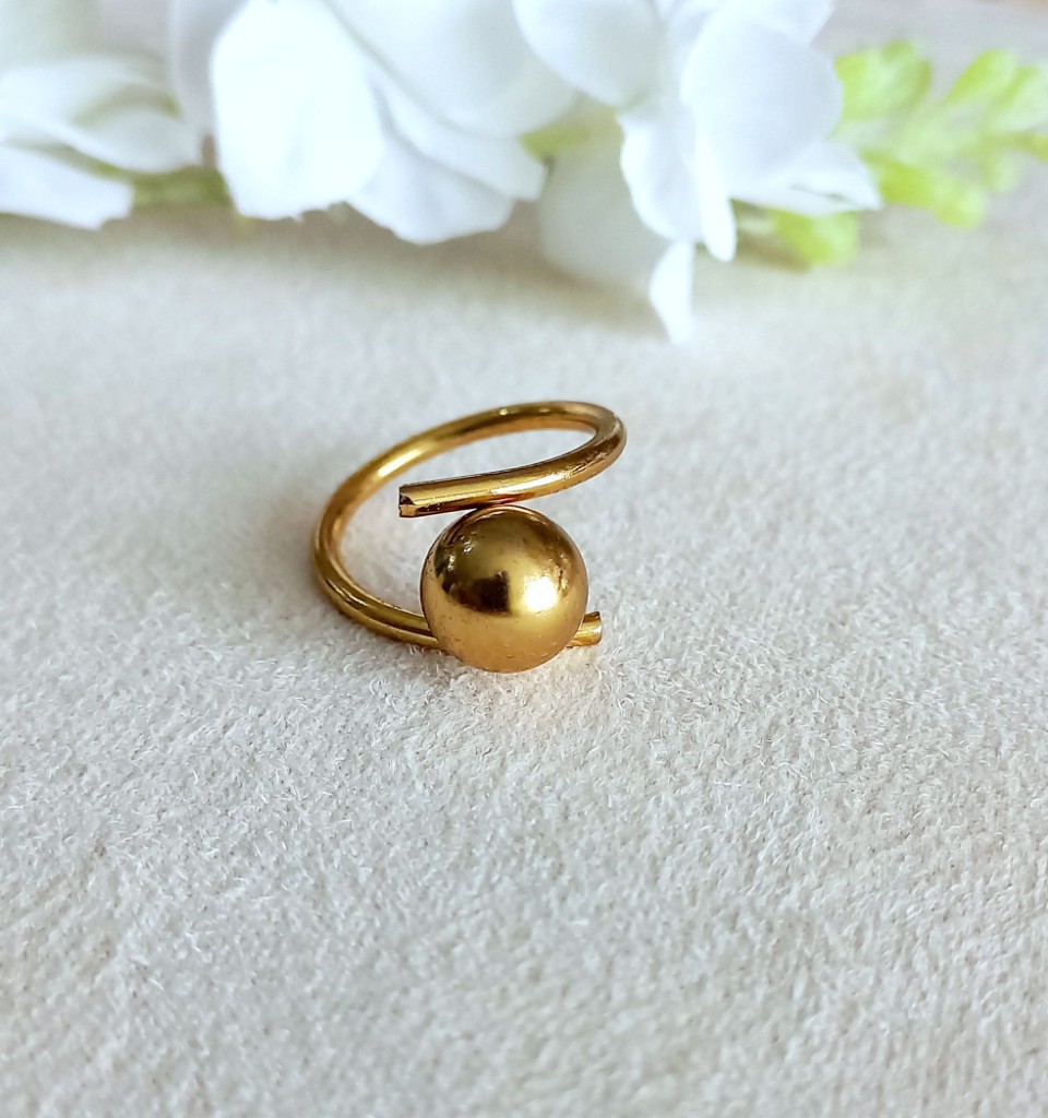Anillo dorado esfera
