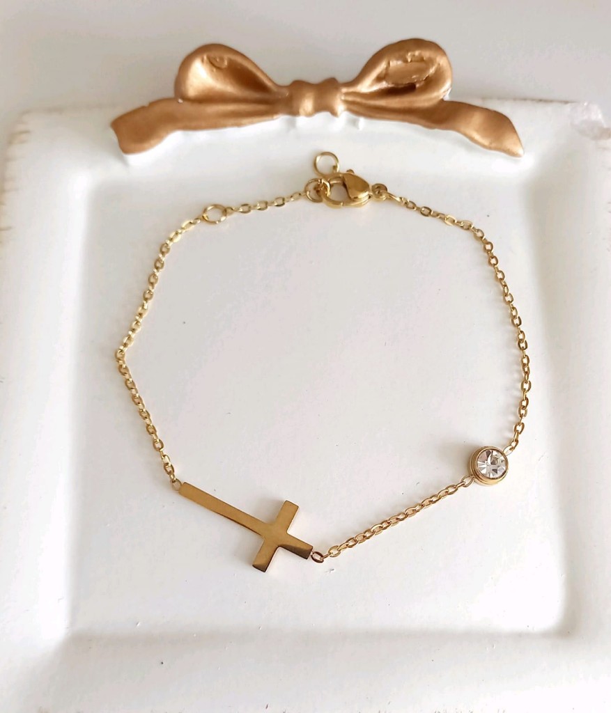 Pulsera delicada dorada con cruz y piedra acero