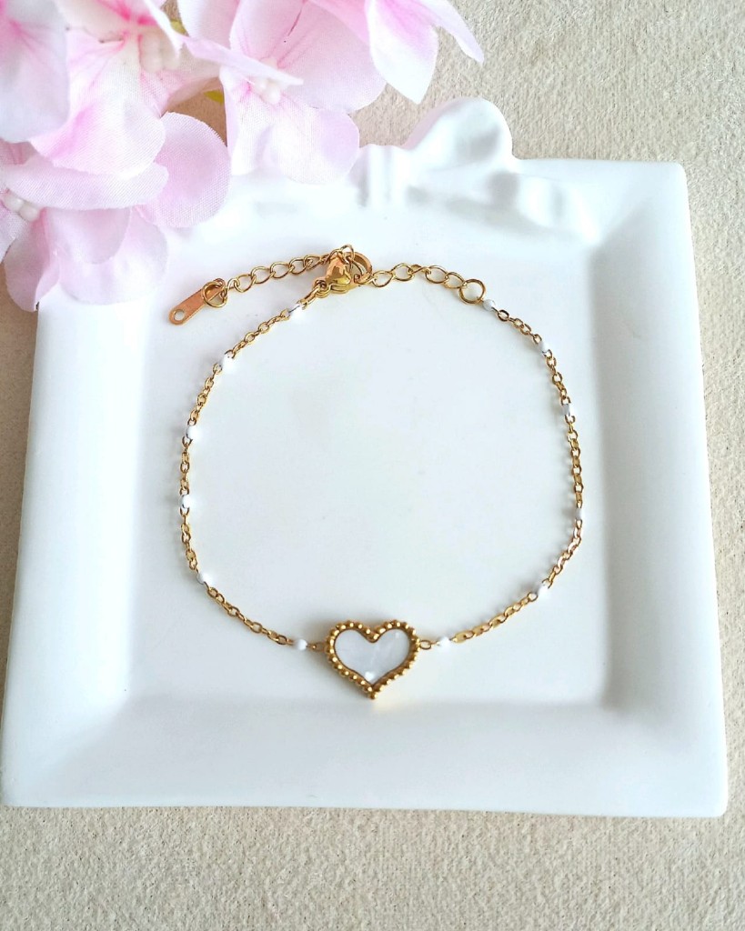 Pulsera delicada con dije de corazón blanco material acero