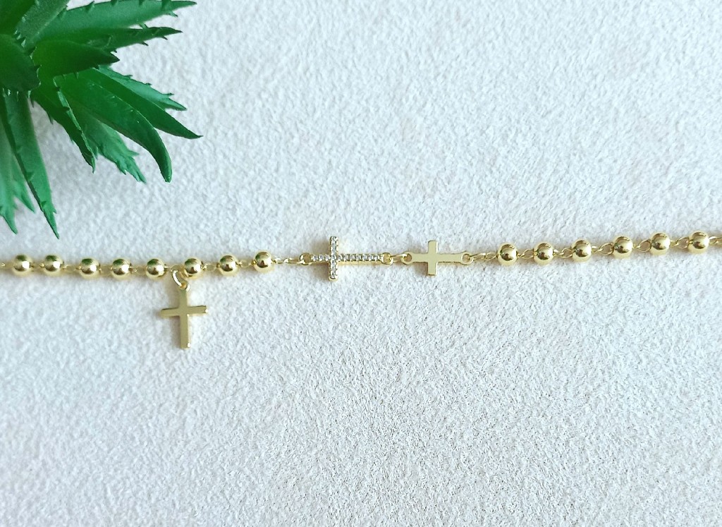 Pulsera dorada con cruz