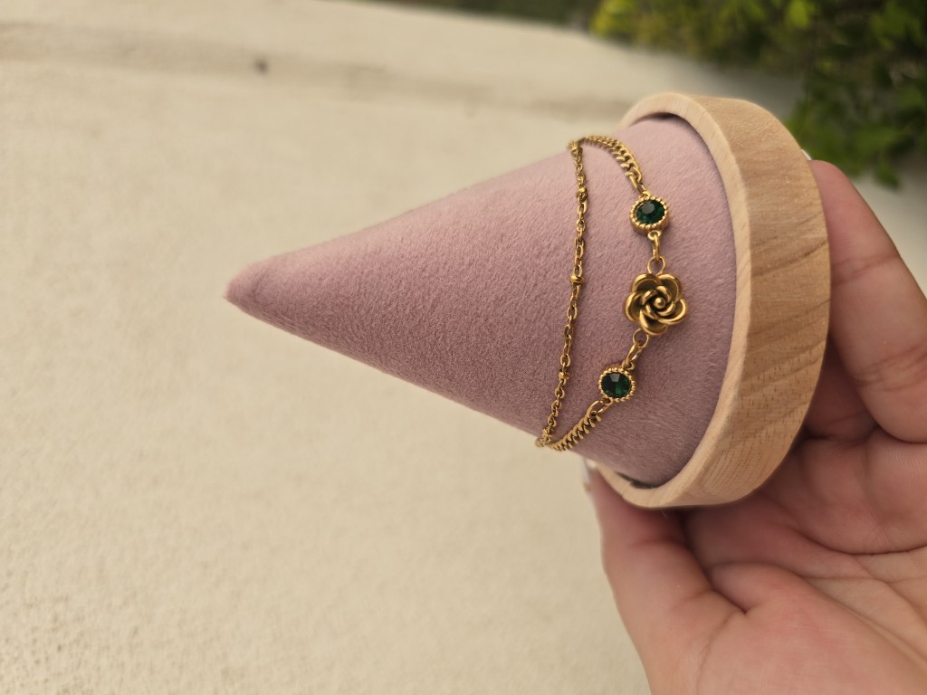 Pulsera dorada con piedras verdes