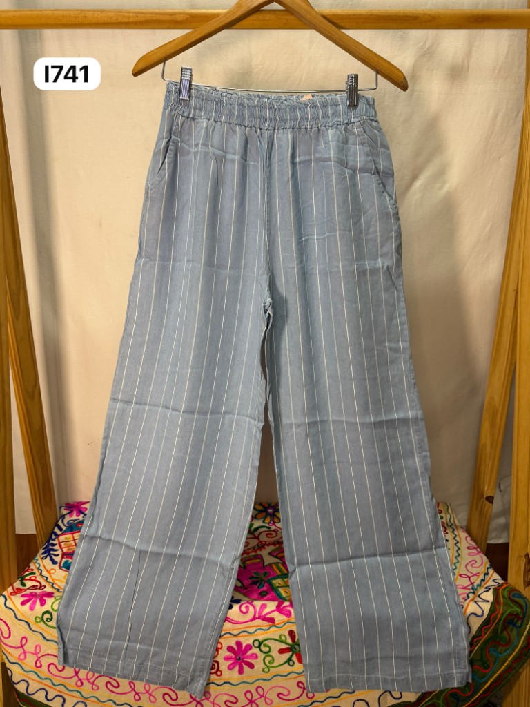 I741 Pantalón rayado celeste (Italiano)