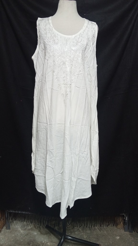 M001 Vestido Blanco bordado sin manga
