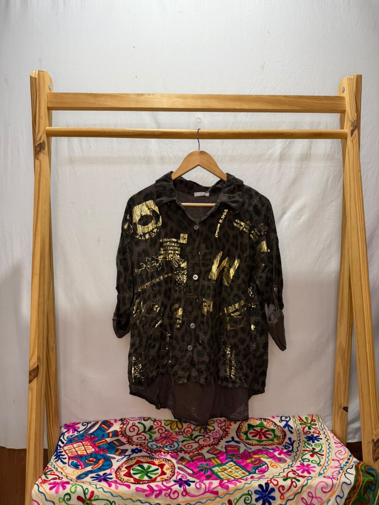 Blusa negra estampada