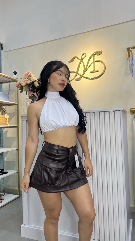Falda short cuerina