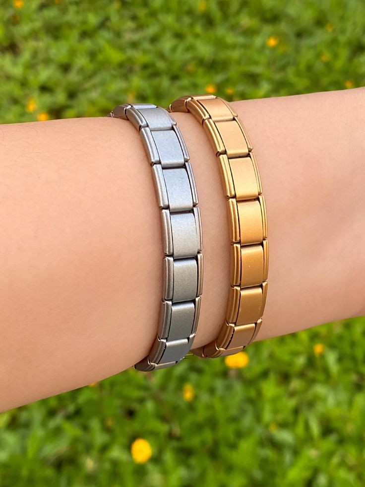 Brazalete plateado y dorado satinado