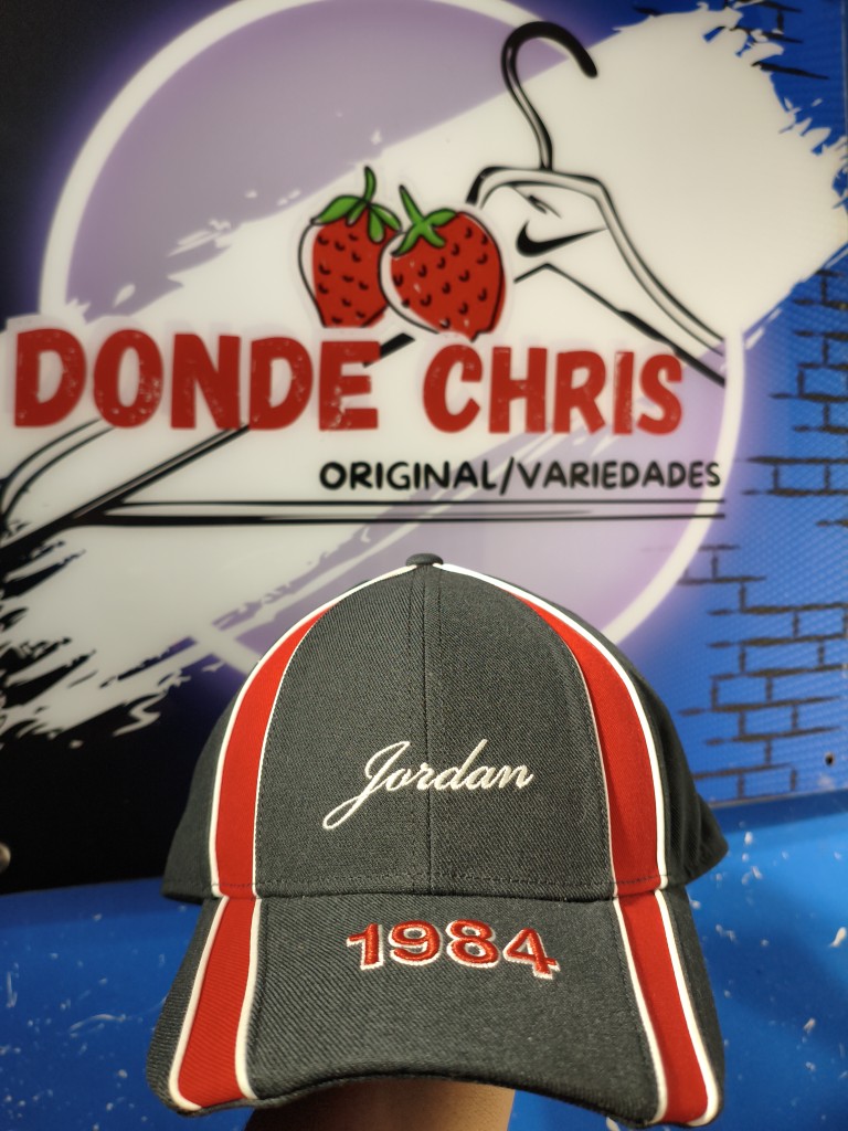G12 Gorra Jordan "1984" (Negro/Rojo)