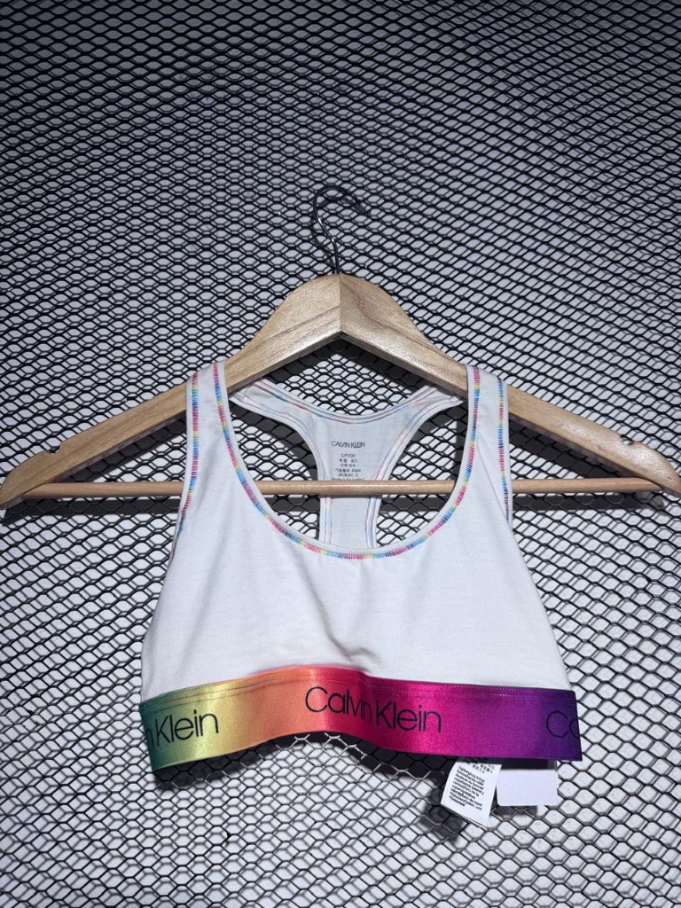 W22 Top Calvin Klein Blanco Arcoiris