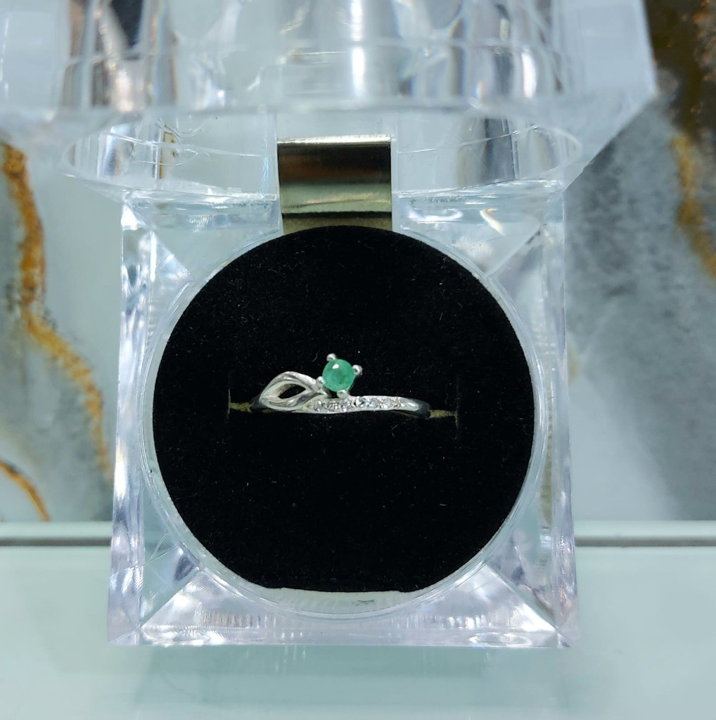 Anillo para dama en plata ley 925 con esmeralda