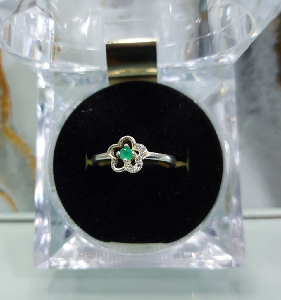 Anillo flor con esmeralda