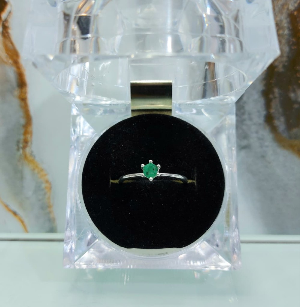 Anillo dama en plata con esmeralda