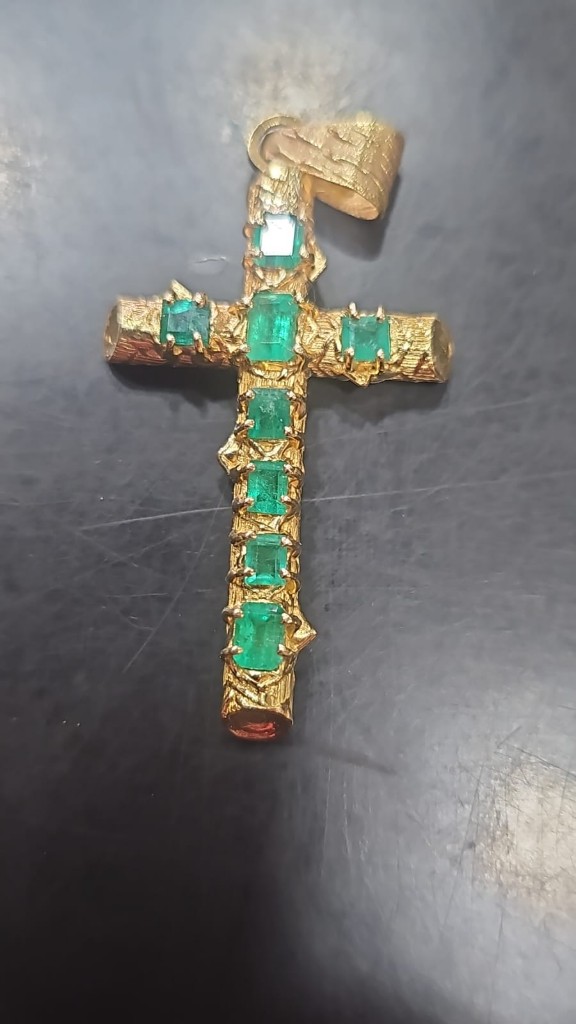 Dije  Cruz en oro 18k con esmeraldas