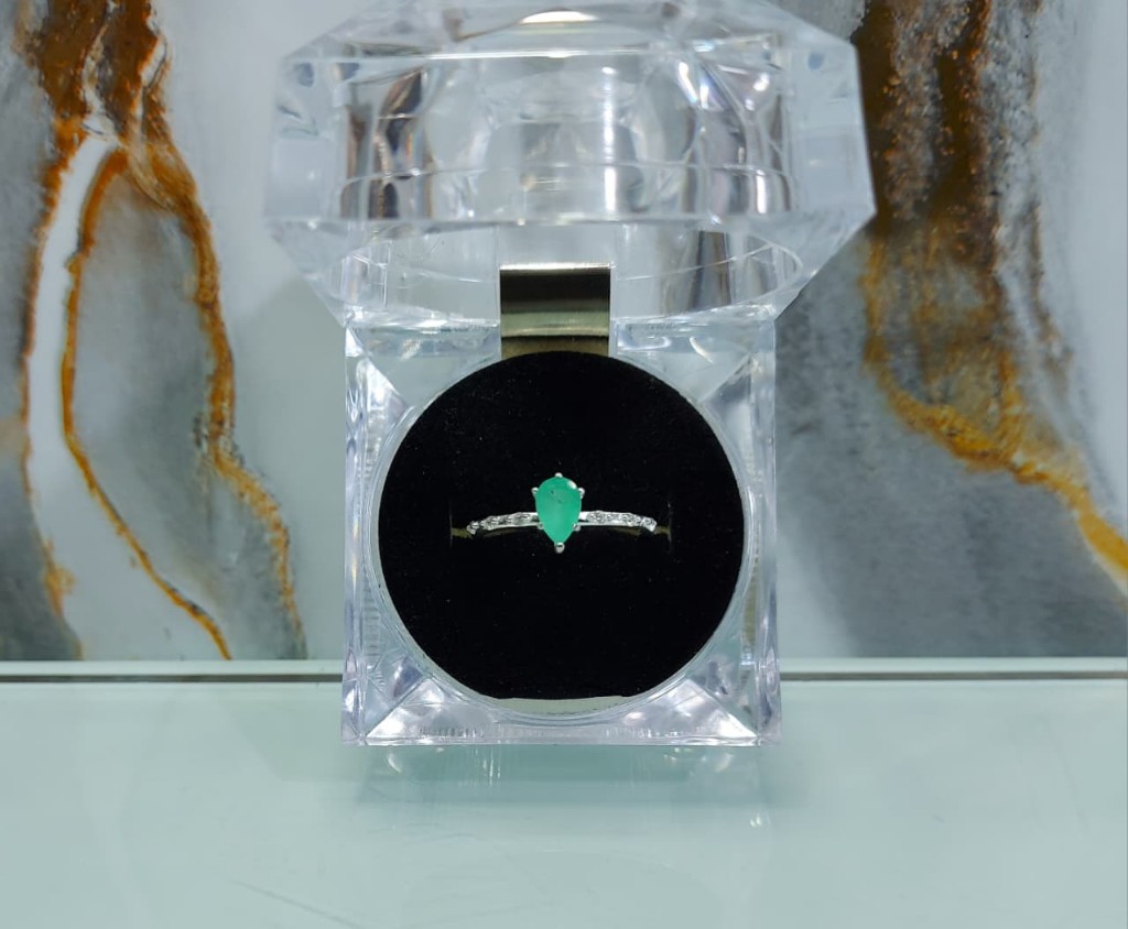 Anillo plata con esmeralda