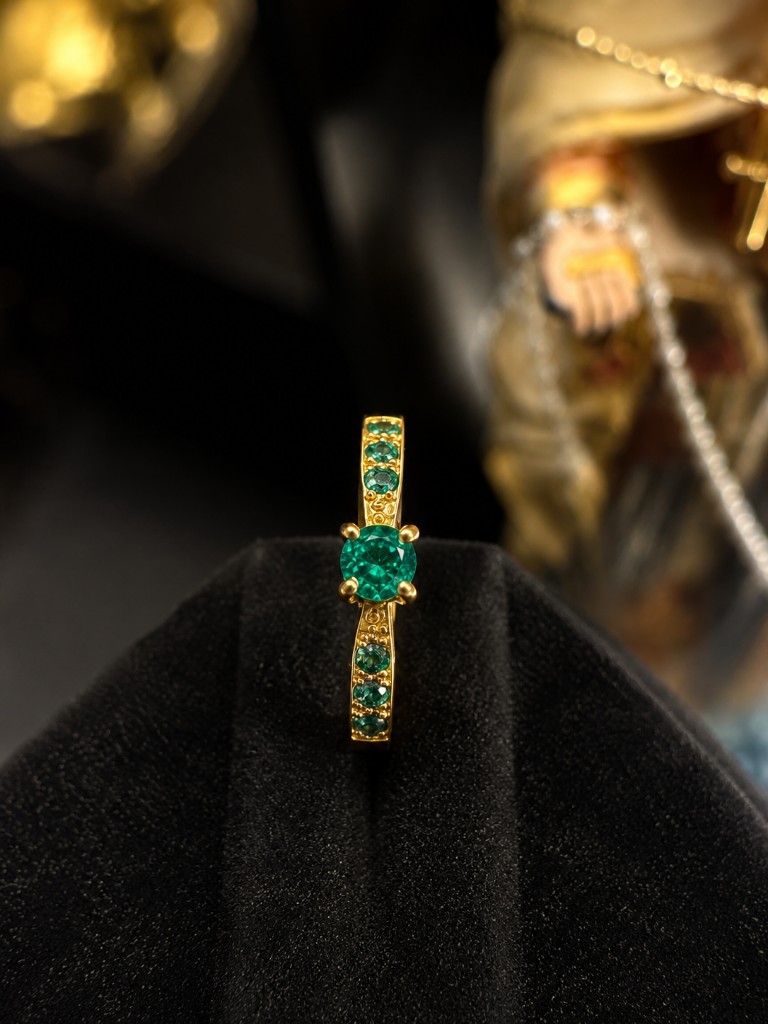 Anillo en oro 18k con 7 esmeraldas certificadas
