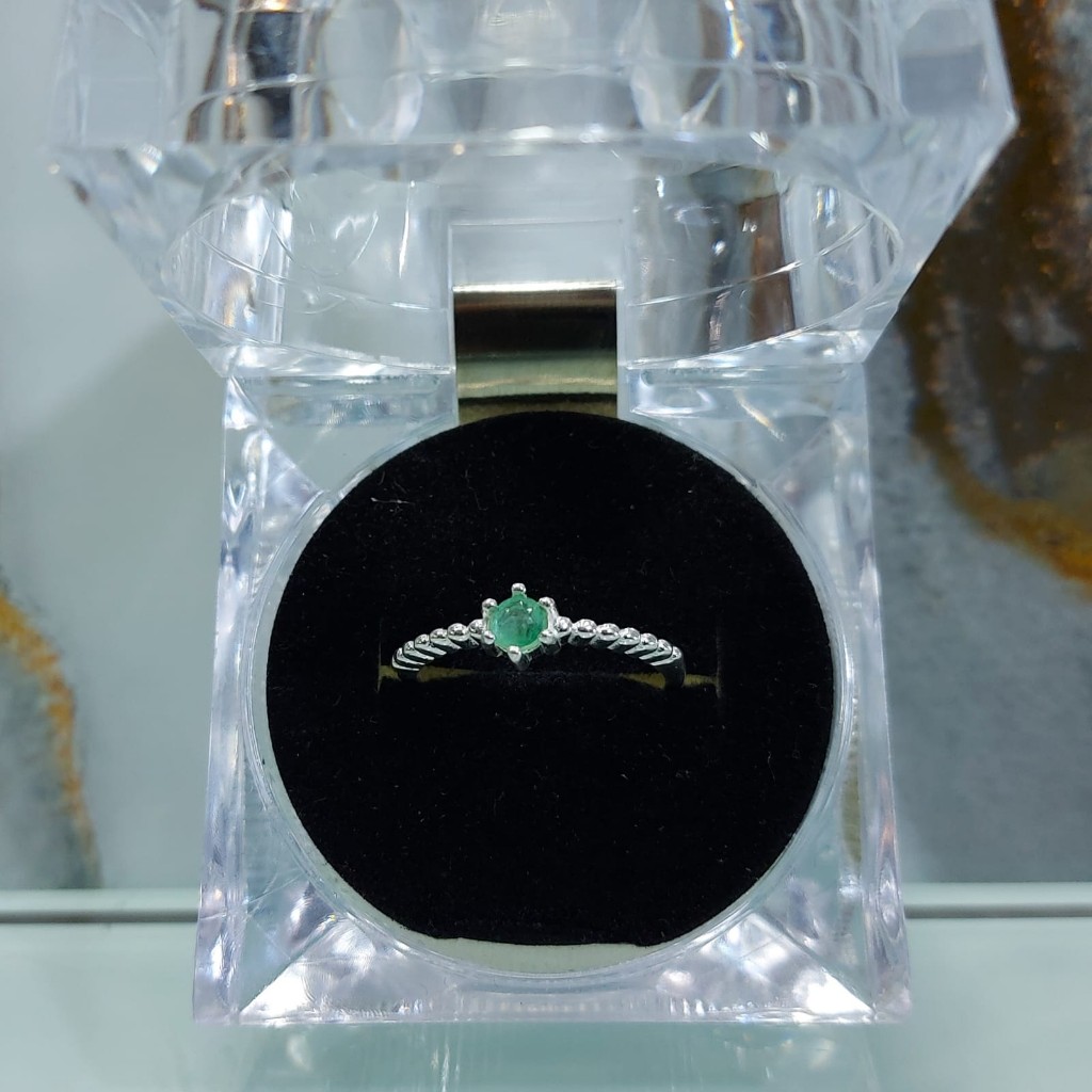 Anillo en plata con esmeralda aolitario