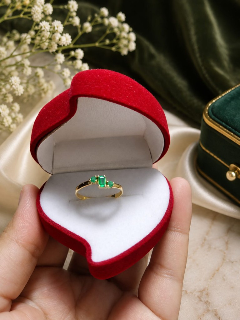 Anillo en 18k con esmeraldas de muzo