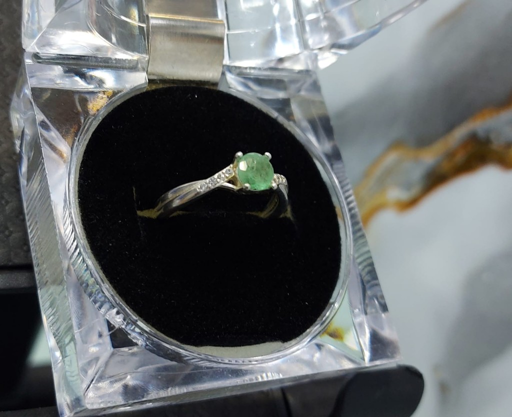 Anillo dama con esmeralda
